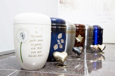 Urnen-Ausstellung Niklaus-Burkl Bestatter Wiesbaden, Mainz und Umgebung