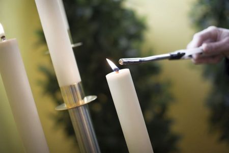 Kerzen in der Trauerhalle Bestatter Mainz-Kostheim / Wiesbaden